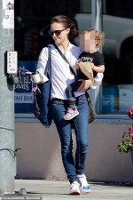 Natalie Portman heads to a bakery with daughter Amalia after being