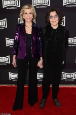 Jane Fonda and Lily Tomlin hold hands while co-hosting Lo Máximo Awards
