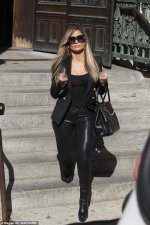 Jennifer Lopez defiantly flips the bird while filming courthouse scene
