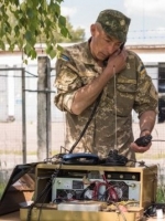 Poroshenko congratulates combat signalers on their holiday