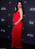 Jenna Dewan cradles her pregnant bump as she channels Old Hollywood