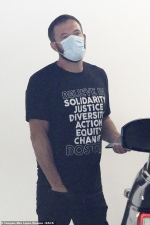 Ben Affleck sends a message of solidarity with his T-shirt