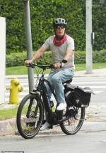 Bruce Willis keeps things cool riding an electric bike in LA in casual clothes