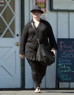 Melissa McCarthy steps out in casual ensemble in LA with daughter