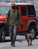 Justin Theroux sticks to signature style of beanie, quilted jacket and ripped