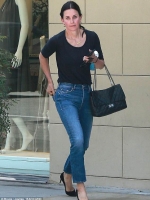 Courteney Cox shows off flawless complexion in casual