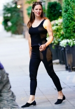 Jennifer Garner flaunts her toned figure in tight tank top and skinny