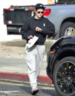 Kristen Stewart nails casual chic in baggy black sweater, joggers