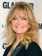 Goldie Hawn looks just as toned at 75 while trimming her Christmas tree