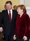 Poroshenko, Merkel discuss Minsk agreements implementation, release of hostages